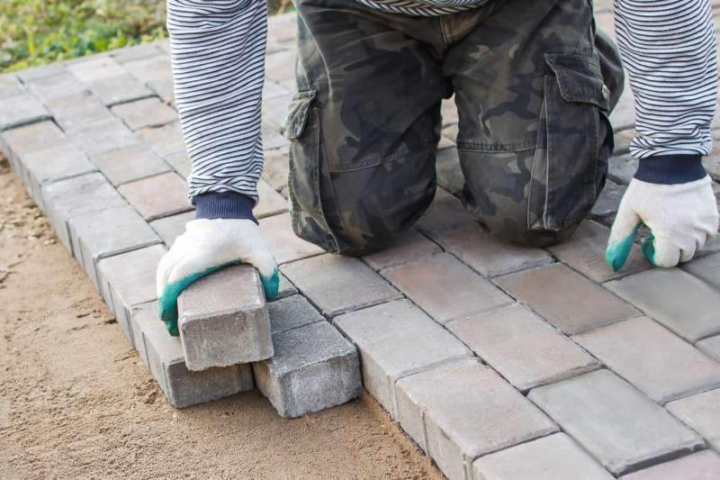 Skuteczne metody usunięcia mchu z kostki brukowej – zapomnij o nim na zawsze!